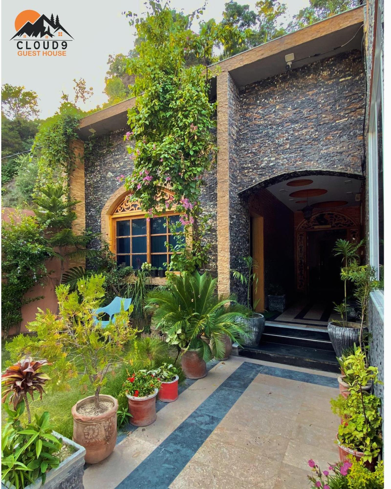 Cloud 9 Guest House Muzaffarabad Exterior photo